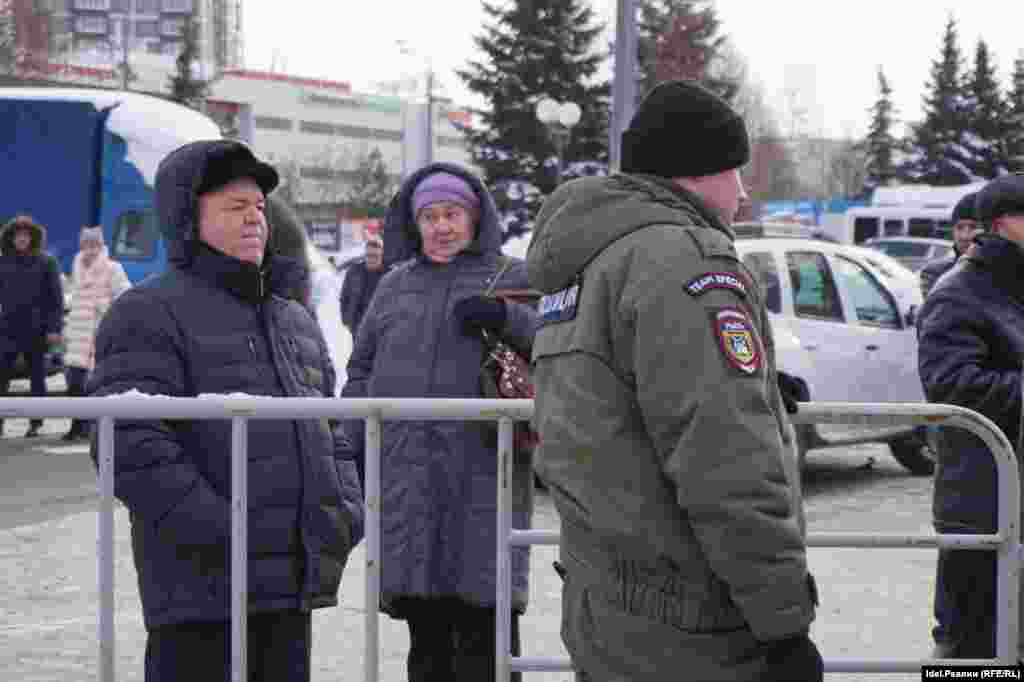 Татар тілін қолдау жиынын бақылап тұрған полицей.