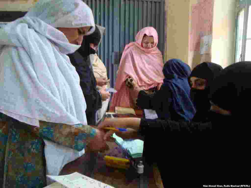 Women voting in Mingora, Swat district 