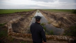 A Croatian border police officer patrols the Croatia-Serbia border in Tovarnik. (file photo)