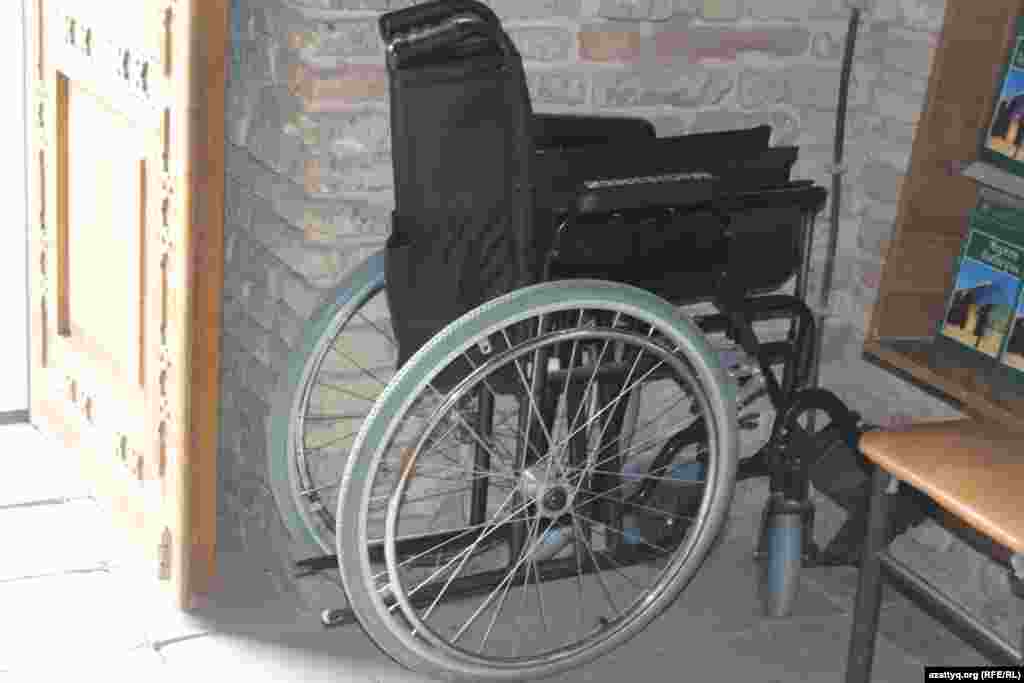 Инвалидная коляска у входа в мавзолей Ходжи Ахмета Яссауи.