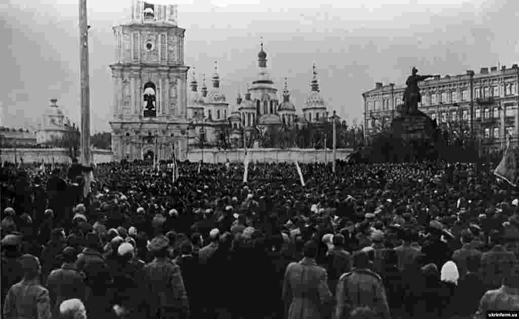 Софійський майдан у Києві під час проголошення історичного Акта Соборності, 22 січня 1919 року