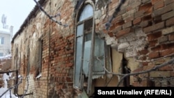 Обвалившаяся стена аварийного дома 1868 года постройки. Уральск, 5 января 2017 года.