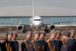 Самолет Токаева во время официальной встречи его пассажира в московском аэропорту.