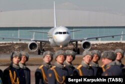 Самолет Токаева во время официальной встречи его пассажира в московском аэропорту.