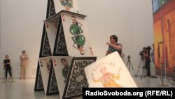 Художник Сергій Захаров під час перформансу «картковий будинок» у Dox, Прага, 10 червня 2015 року
