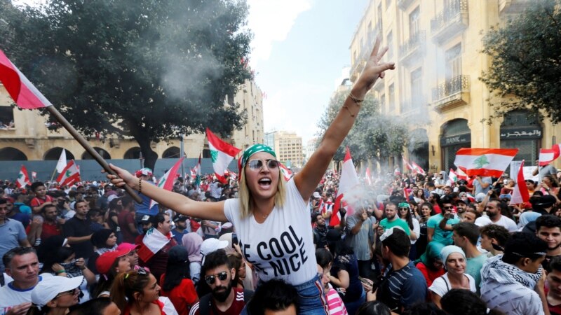 Блокирани патишта во Либан, претседателот бара средба со демонстрантите 