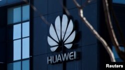 Logo-ul companiei Huawei pe sediul firmei de la Beijing