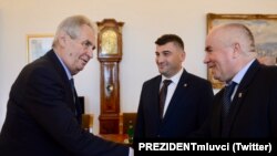 Президент Чехії Мілош Земан (ліворуч) приймає керівників «Всесвітньої ради підкарпатських русинів» Василя Джугана (праворуч) та Михайла Тяска (в центрі). Прага, 3 вересня 2019 року