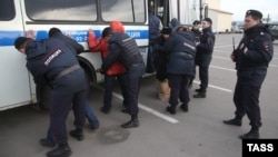 Под предлогом борьбы с нелегальными мигрантами власти России взялись и за своих граждан