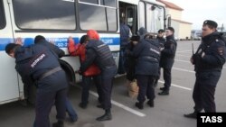 Полицияның мигранттарды ұстау сәті. 2013 жыл. 