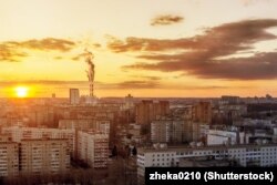 Від з сталічнага раёну Паўднёвы Захад на коміны ЦЭЦ-4. Фота ©Shutterstock