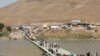 Եզդիները Տիգրիս գետի Ֆիշխաբուր կամրջով հատում են սահմանը՝ Սիրիայից վերադառնալով Իրաք, 11-ը օգոստոսի, 2014թ․