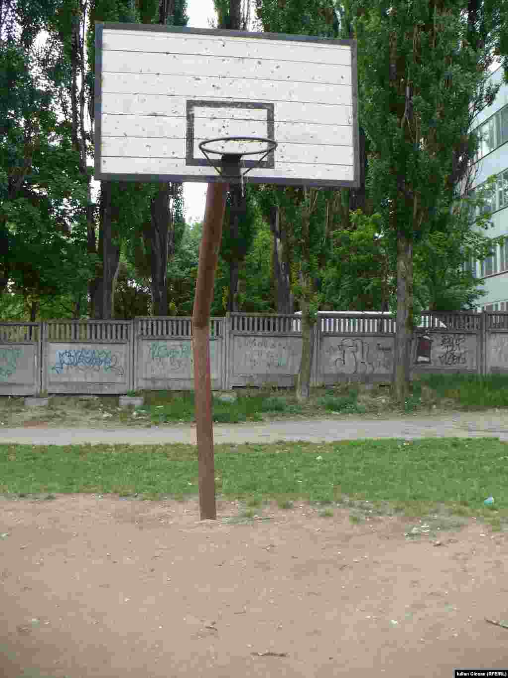 Un teren de sport prăfos