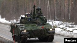 Танк швэдзкай арміі на вайсковых вучэньнях Cold Response 2022, у якіх узялі ўдзел каля 30 тысяч вайскоўцаў з краін NATO, а таксама Фінляндыі і Швэцыі, 25 сакавіка 2022