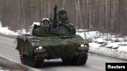 Шведски оклопни возила и тенкови учествуваа во воената вежба наречена Студена реакција 2022, која собра околу 30.000 војници од земјите-членки на НАТО, како и од Финска и Шведска, во Арктичкиот круг во Норвешка на 25 март.