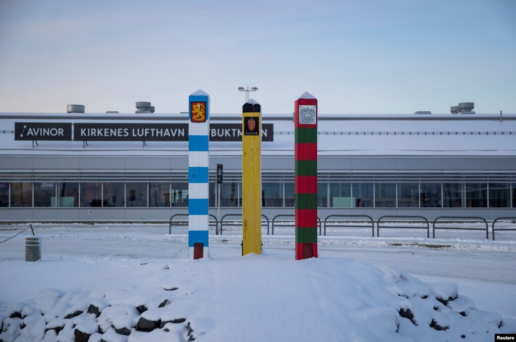 Granični stubovi Finske, Norveške i Rusije ispred aerodroma Kirkenes u Norveškoj, oktobar 2019.