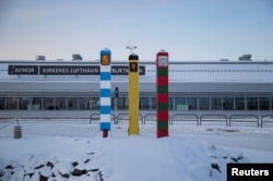 Granični stubovi Finske, Norveške i Rusije ispred aerodroma Kirkenes u Norveškoj, oktobar 2019.