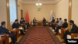 جلسه سرپرست سفارت افغانستان با برخی مقامات چین در جلسهای به مناسبت شروع فعالیت دوباره این سفارتخانه