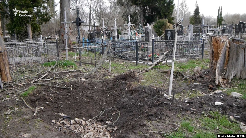 Вирва від міни на сільському цвинтарі, де російські військові убивали цивільних