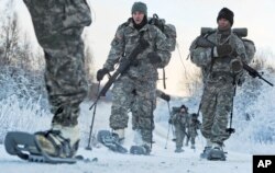 Na fotografiji od 6. decembra 2012. Ministarstvo odbrane SAD, vojnici nose specijalne krplje za snijeg tokom Arctic Light individualne obuke na Bulldog Trail-u u uslovima ispod nule u združenoj bazi Elmendorf-Richardson na Aljasci.