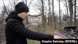 Максим Дідик показує місце страти двох полонених – вирва на кладовищі у Новому Бикові