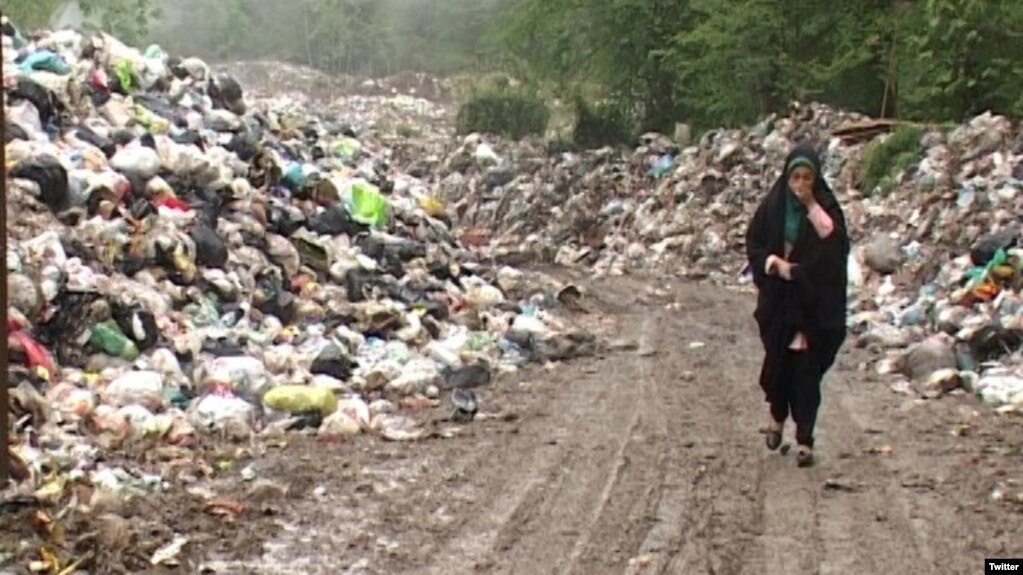 یک شهروند اهل سراوان گیلان در حال عبور از سایت زباله در اراضی جنگلی این منطقه