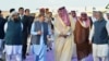 Kryeministri pakistanez, Shehbaz Sharif, pritet nga Princi Faisal bin Salman bin Abdulaziz, pas arritjes në qytetin e shenjtë të Medinës në Arabinë Saudite më 2022. 