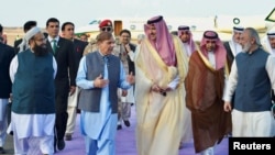 Kryeministri pakistanez, Shehbaz Sharif, pritet nga Princi Faisal bin Salman bin Abdulaziz, pas arritjes në qytetin e shenjtë të Medinës në Arabinë Saudite më 2022. 