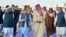 Kryeministri pakistanez, Shehbaz Sharif, pritet nga Princi Faisal bin Salman bin Abdulaziz, pas arritjes në qytetin e shenjtë të Medinës në Arabinë Saudite më 2022. 