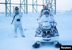 Ruski vojnici čuvaju područje u vojnoj bazi Nagurskoje u zemlji Alexandra na udaljenom arktičkkom ostrvu Franz Josef Land, Rusija 29. mart 2017.