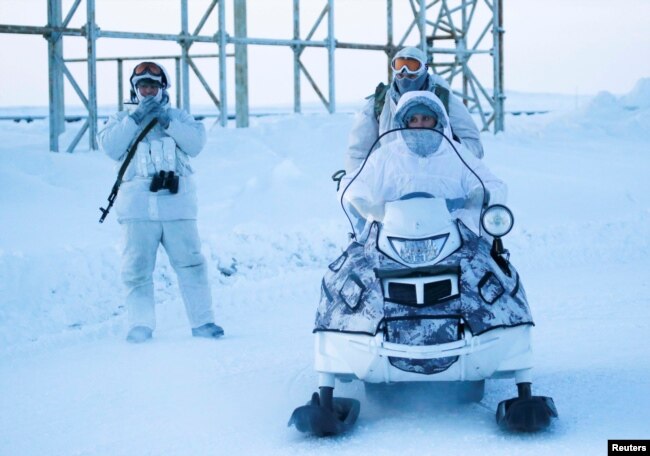 Ruski vojnici čuvaju područje u vojnoj bazi Nagurskoje u zemlji Alexandra na udaljenom arktičkkom ostrvu Franz Josef Land, Rusija 29. mart 2017.