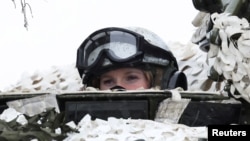 O femeie din Armata Norvegiei la exercițiul NATO „Cold Response” din 2022, la care au participat și Finlanda și Suedia. Presa internațională scrie că țările scandinave își amplifică semnificativ pregătirile pentru apărare în cazul unui conflict armat.
