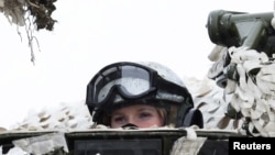 Военнослужащая рвежской армии участвует в военных учениях под названием Cold Response 2022 в Сетермоэне за Полярным кругом. Норвегия, 25 марта 2022 года