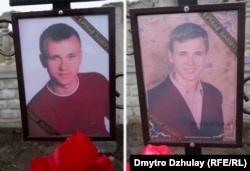 Фотографии над могилами братьев Игоря и Олега Явонов, которых расстреляли российские военные