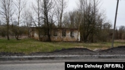 Заброшенное здание у дороги в селе Старый Быков, где были найдены тела шестерых убитых мужчин