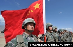 Китайские солдаты наблюдают за совместными учениями ШОС в Кыргызстане в сентябре 2016 года.