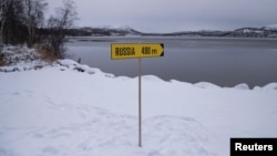 Znak sa natpisom "Rusija 490m" stoji pored kontrolnog punkta između Storskog i Borisoglebska na granici Norveške i Rusije u okrugu Finmark, Norveška, 26. oktobar 2019. 