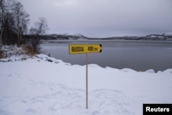 Putokaz koji pokazuje udaljenost Rusije na 490 metara na norveško-ruskoj granici, oktobar 2019.