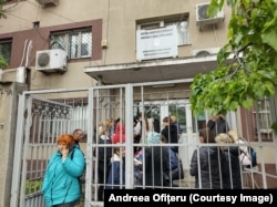 La sediul din Tudor Gonciu nr 24, din București, serviciul de imigrări acordă atât azil, cât și protecție temporară.