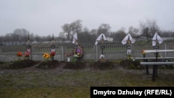 Кладбище в селе Старый Быков, где были эксгумированы, а затем похоронены расстрелянные