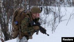 Një marins amerikan merr pjesë në stërvitjen e NATO-s në Norvegji. Fotografi nga arkivi.