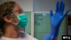 Ápoló védőfelszerelést vesz fel a koronavírussal fertőzött betegek fogadására kialakított Covid Ortopéd-Traumatológiai Osztályon a fővárosi Szent János Kórházban 2020. május 14-én