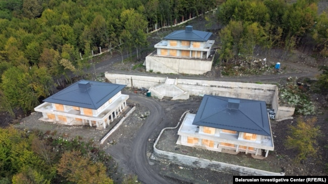 Tre vila në një kantier ndërtimi në Krasnaya Polyana. Imazh i bërë me dron në tetor 2025.