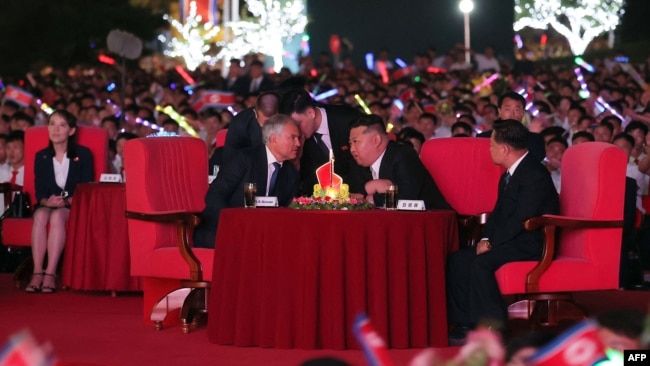 Kim Jong-un dhe Kryetari i Dumës Shtetërore Ruse, Vyacheslav Volodin, në një shfaqje artistike kushtuar 80-vjetorit të çlirimit të Koresë nga sundimi kolonial japonez. Phenian, 14 gusht 2025