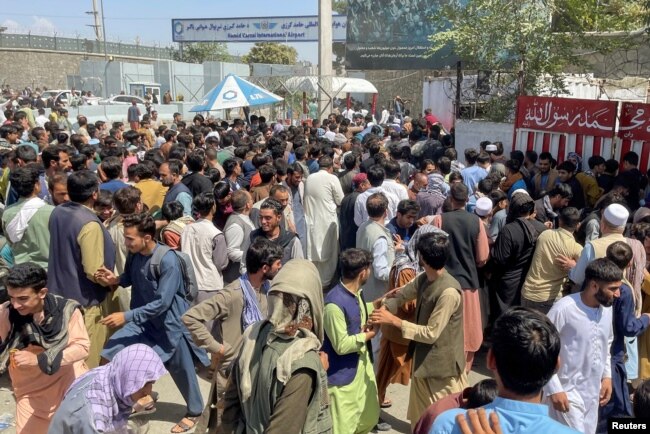 Люди пытаются пройти в аэропорт Кабула, 16 августа 2021 года