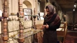 يوې افغانې میرمنې په خپل ځانګړي هنر نړۍ حیرانه کړی