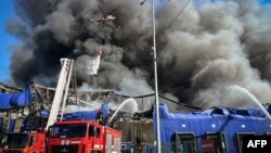 Un depozit de mărfuri ardea marți în regiunea Kievului, după un nou atac rusesc. 