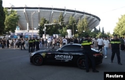 Policia duke ofruar siguri në afërsi të stadiumit në Tbilisi ku Kanye West mbajti koncert më 12 qershor 2026.
