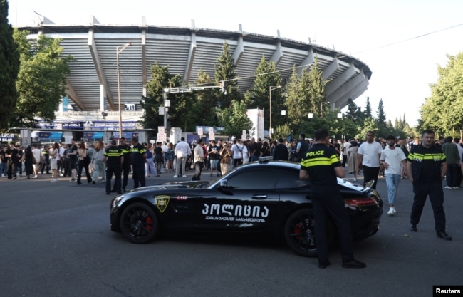 Policia duke ofruar siguri në afërsi të stadiumit në Tbilisi ku Kanye West mbajti koncert më 12 qershor 2026.