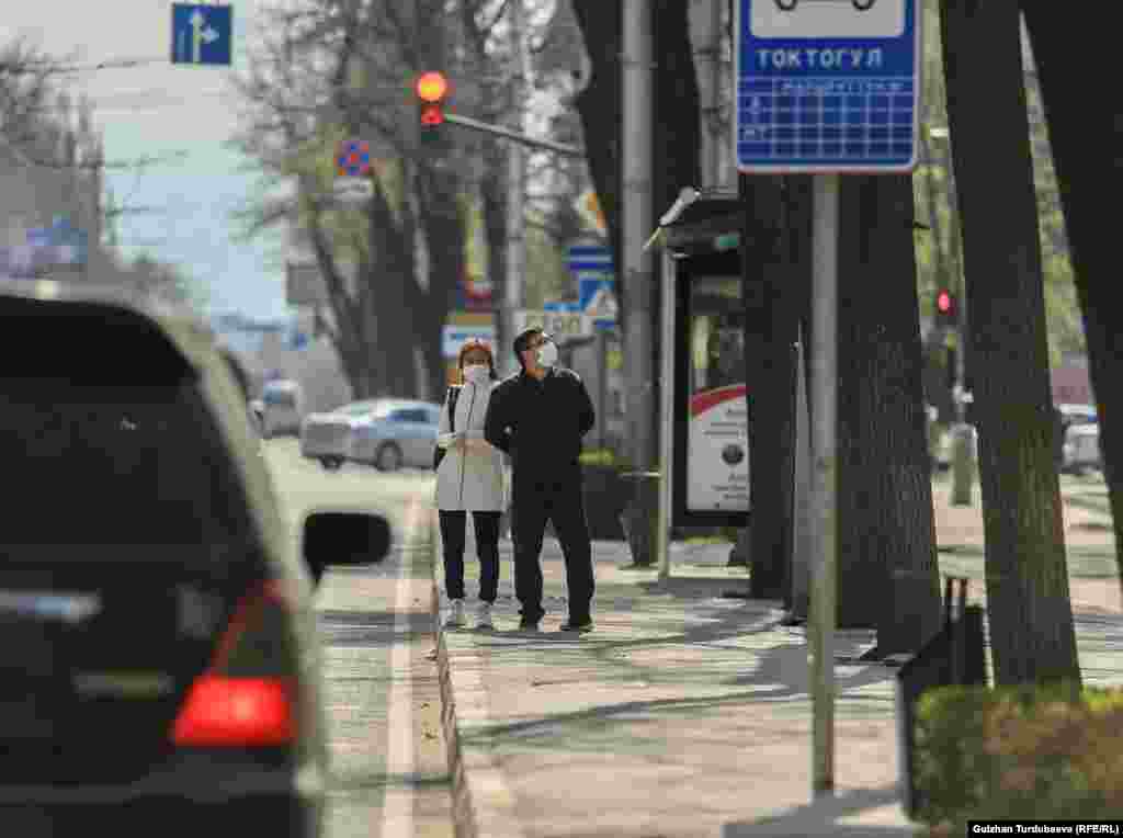 Горожане ждут общественный транспорт на остановке. Но &laquo;маршрутки&raquo;, автобусы и троллейбусы не приедут &nbsp;- их функционирование прекращено на время ЧП.